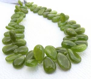 Cuentas de piedra preciosa vesuvianita verde natural, hilo de 8 pulgadas, cuentas facetadas en forma de pera de vesonita, cuentas lisas de 7-12.5 mm para uso en joyería. - Product Image 2