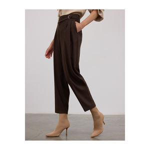 Pantalones de corte zanahoria con pliegues dobles y mezcla de viscosa antiarrugas - Product Image 2