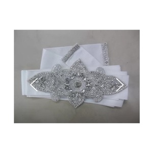 Ropa y accesorios de diseño exclusivo Cinturón de cuentas hecho a mano para mujer Un accesorio elegante para trajes casuales y formales a la venta - Product Image 1