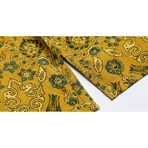 Camiseta con Estampado Ajrakh de Cúrcuma y Granada, Manga Corta, Tejido Transpirable y Comprimido, Logotipo Impreso en 3D - Product Image 5