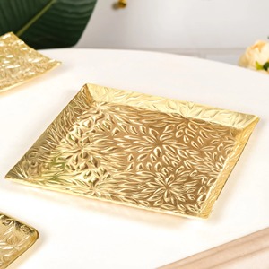 Plateau de vanité vintage en métal doré carré avec motif floral en relief en forme d'étoile pour bijoux de mariage - Product Image 1