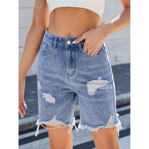 Shorts in denim vintage a vita media con logo ricamato, stile dritto, decorazioni con nappe e tecniche di lavaggio effetto invecchiato - Product Image 1