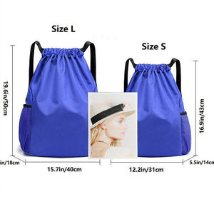 Mochila Unisex con Cordón, Diseño Geométrico, Cierre de Cremallera, Alta Resistencia al Agua, Fabricada en Pakistán - Product Image 3