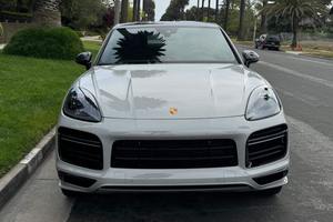 COCHE DE LUJO 2023 Cayenne Turbo S E-Hybrid Coupé, Híbrido Enchufable de 670 hp con Motor V8, Paquete Deportivo Ligero en Fibra de Carbono - Product Image 2