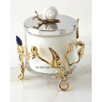 Pot de bougie de forme ronde en verre transparent de haute qualité avec couvercle supérieur en métal design papillons plaqué or d'Inde