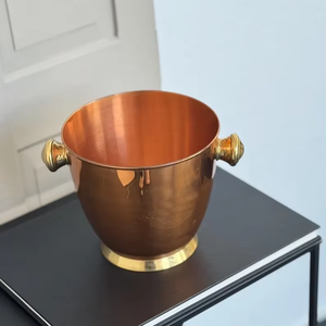 Seau à glace en laiton moderne de grande qualité à prix responsable pour un intérieur de bar contemporain, ajoutant un accent métallique chaleureux - Product Image 1