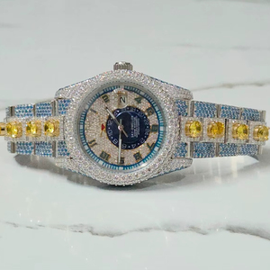 นาฬิกาข้อมือผู้ชายสไตล์ฮิปฮอป สายสองสี ประดับเพชรโมอิสซาไนต์ หน้าปัดสีฟ้าแบบอนาล็อก ตัวเรือนสแตนเลสสตีล พร้อมฟังก์ชั่นแสดงเวลาสองเขตเวลา และวันที่ ดีไซน์หรูหรา ระบบ Miyota - Product Image 1