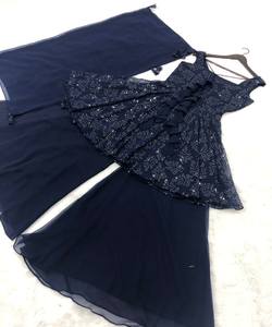 Explore nuestros vestidos Kanchipuram, elaborados con intrincados Dori y adornos de perlas para una sensación de lujo. - Product Image 6