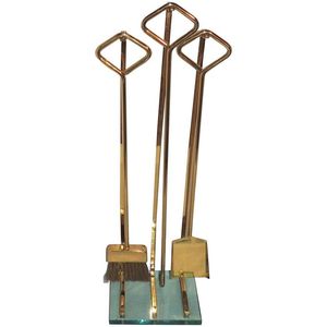 Ensemble d'outils de cheminée en laiton à l'ancienne avec patine patinée et profil antique idéal pour les intérieurs de maisons de campagne charmantes - Product Image 6