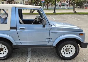 Suzuki Samurai 4x4 1988, boîte manuelle 5 vitesses, 4 roues motrices, prêt à être expédié - Product Image 3