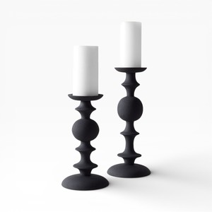 Ensemble moderne de trois bougeoirs en métal noir foncé avec un design classique tourné pour une décoration élégante - Product Image 3
