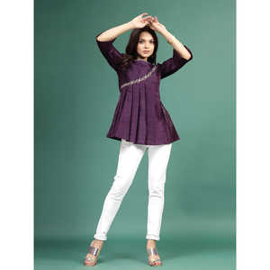 Top de Punto Plisado con Bordado Floral Color Vino para Mujer - Product Image 4