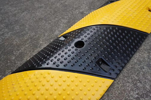 Reductor de Velocidad de Goma Wesure, 1000x300x50mm, Resistente, para Control de Tráfico Industrial, Amarillo y Negro, Duradero, Larga Vida Útil - Product Image 4