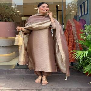 VASTRA COTTAGE Conjunto de Traje Jacquard Banarasi Puro con Tejido Zari Hecho a Mano, Pantalón a Juego y Dupatta Tejida con Zari - Product Image 2