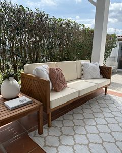 Canapé d'extérieur moderne et abordable Inna en bois de teck massif avec coussins imperméables et finition naturelle adaptée au patio. - Product Image 5