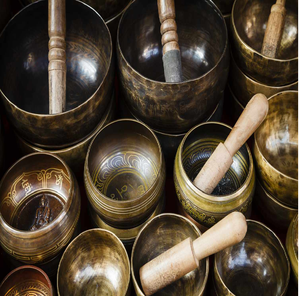 Cuenco cantor grabado con el símbolo Om, que ofrece un tono resonante profundo para prácticas espirituales. Precios al por mayor disponibles - Product Image 4