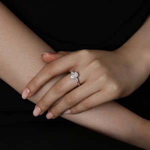 Anillo de Diamante Cultivado en Laboratorio con Corte Gracie Pear - Product Image 2