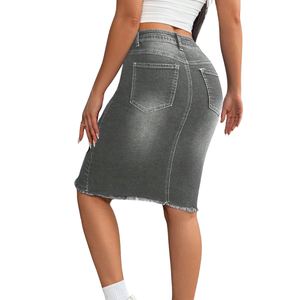 Jupe crayon grise en denim extensible (Spandex/Coton) pour femme, taille haute, coupe droite, longueur midi, décontractée, effet usé, lavée, hiver automne - Product Image 3