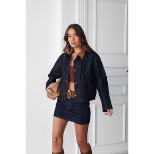 Chaqueta Vaquera Azul Marino para Mujer con Elegante Detalle de Cuello de Terciopelo - Product Image 3