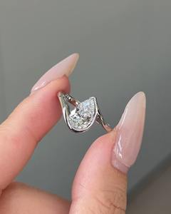 Anillo de compromiso de moissanita de 2 quilates duradero, corte brillante redondo, Plata de Ley 925, venta al por mayor MOQ 1 - Product Image 1