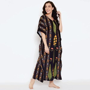 Slim Fit Poliéster Crape Cuello redondo con lazo Rayas ornamentales negras Maxi Longitud Kaftan - Product Image 4