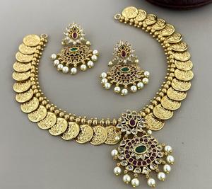 Ensemble de collier de temple plaqué or de qualité supérieure avec boucles d'oreilles pour mariage, collection de vêtements traditionnels pour femmes - Product Image 1