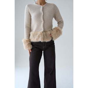 Cárdigan Beige con Mangas Peludas - Product Image 2