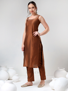 Ensemble Kurta et pantalon décontracté en coton et soie SADABHAR Brown Gotta Jaal, robe ajustée et évasée avec dupatta en organza - Product Image 6