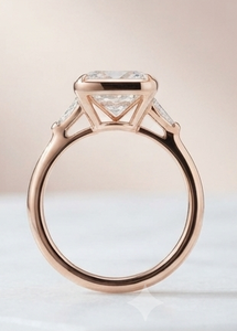 Bague de fiançailles classique pour femme en or blanc 18 carats avec pierre latérale triangulaire allongée taille coussin de 2,00 carats, certifiée IGI, cultivée en laboratoire - Product Image 3