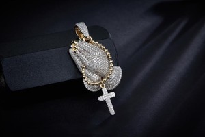 Venta al por mayor Hip hop Leb diamante colgantes joyería 14K 18K chapado en oro amarillo helado diamante Rosario rezando manos colgante collar - Product Image 3