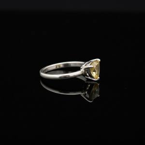 แหวนเงินแท้ 925 สไตล์คริสเตียน ประดับด้วยหินควอตซ์สีเหลืองน้ำผึ้งทรงทริลเลียน สำหรับงานหมั้นและงานแต่งงาน กำลังเป็นที่นิยม - Product Image 2