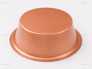Cuenco de cobre artesanal para pedicura con textura martillada, forma redonda, para uso en spa. - Product Image 2