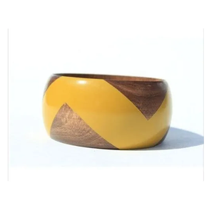 Bracelet imprimé en bois jaune élégant pour dames Meilleure qualité Bracelet à la mode de conception de couleur jaune à bas prix - Product Image 1