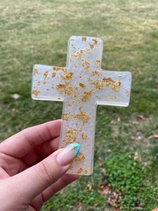 Croix d'église en résine époxy découpée avec des bords lisses et des couleurs vibrantes, de haute qualité - Product Image 4