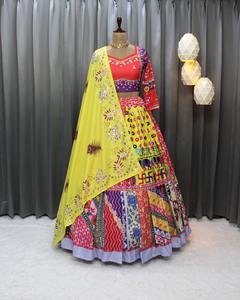 Lehenga Choli de novia de diseñador con exquisitos bordados y detalles hechos a mano | Perfecto para bodas, Navaratri y ropa festiva - Product Image 5