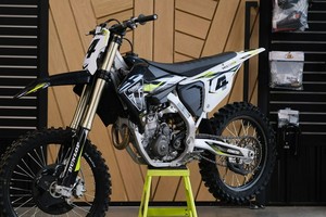 Profitez du nouveau 2024 pour-<span class=keywords><strong>Triumph</strong></span> TF 450-RC Edition Jet Black/Pure White Nouvelle moto de <span class=keywords><strong>motocross</strong></span> prête à être expédiée dans le monde entier - Product Image 3
