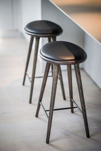 Tabouret en bois rustique élégant avec éclat fait à la main parfait pour les intérieurs inspirés de la ferme Villas Maisons Hôtels et Appartements - Product Image 5