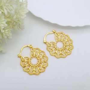 Vente en gros laiton ethnique couleur or 18 carats boucles d'oreilles de fleur festive unisexe attrayant fait à la main à la mode à la mode troisième - Product Image 6