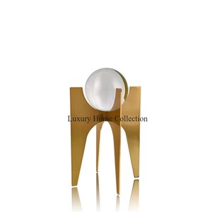 Sculpture en métal au design unique, art créatif abstrait, support de couleur dorée et boule de verre, décor de table fait main de style tendance - Product Image 1