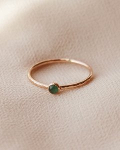 Esmeralda piedra martillo textura banda 18K chapado en oro compromiso boda sólido 925 plata esterlina anillo de una sola piedra - Product Image 1