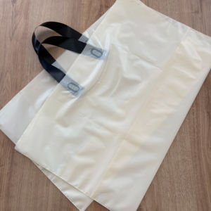 Sacs de courses en plastique HDPE imprimés sur mesure avec poignée, sacs de transport jetables non renforcés pour supermarchés et commerces de détail, sacs d'emballage - Product Image 1