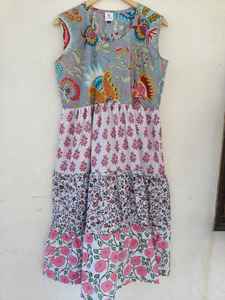 ชุดเดรสผ้าฝ้ายอินเดียสำหรับผู้หญิง ลายพิมพ์ป่าไม้แบบแฮนด์บล็อก ผลิตจากผ้าธรรมชาติที่ใส่สบาย สำหรับขายส่งจำนวนมาก - Product Image 2