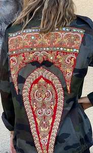 เสื้อแจ็คเก็ตสไตล์โบฮีเมียนสำหรับผู้หญิง ทำจากผ้ายีนส์รักษ์โลก ตกแต่งด้วยงานปะติดแบบวินเทจ ประดับเลื่อม ลูกปัด และกระดุม - Product Image 4