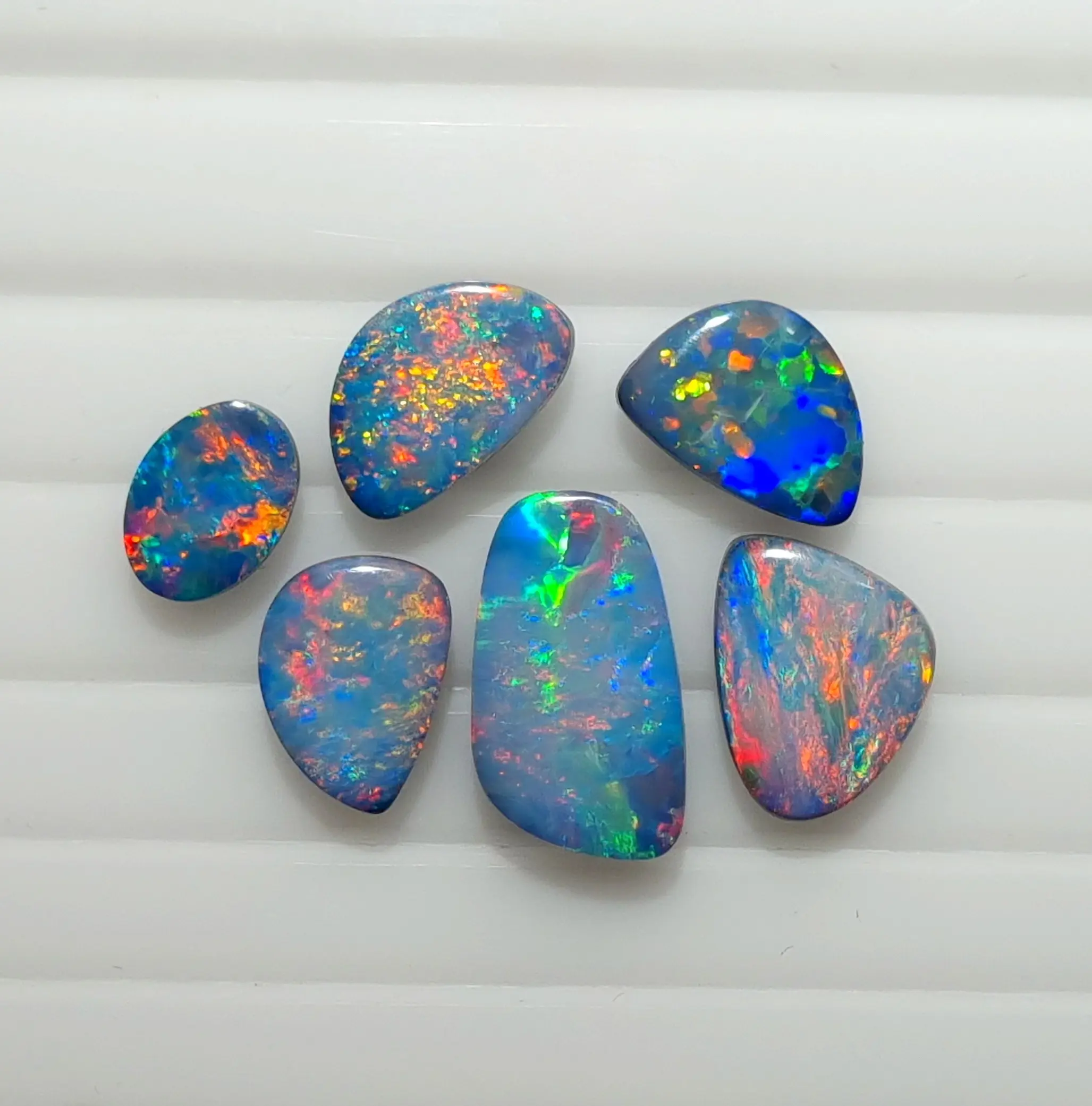 6 piezas Natural Australian Doublet Opal Cabochon Opal Smooth Gemstone Calidad superior