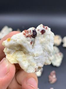 หินแกรนท์ธรรมชาติคุณภาพสูง ตัวอย่างคริสตัลสีขาวทอง แร่ธาตุ 1600 กรัม จากสการ์ดู ปากีสถาน สำหรับสะสมและตกแต่ง - Product Image 3