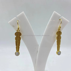 Pendientes Minimalistas Chapados en Oro, Aretes Clásicos Hipoalergénicos de Perlas Esterlina, Accesorio de Lujo para Regalo de Bodas de Mujer - Product Image 1