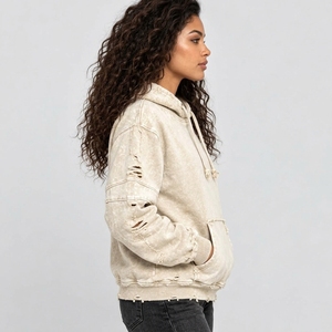 Sweat à capuche oversize tendance pour femme avec accents usés, lavage vintage, texture douce et coupe décontractée pour un look quotidien décontracté - Product Image 5