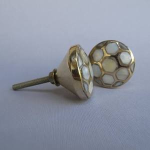 Boutons de porte en nacre et laiton incrustés sur mesure pour les magasins de décoration intérieure, idéaux pour la revente, fournisseur de quincaillerie indien - Product Image 1