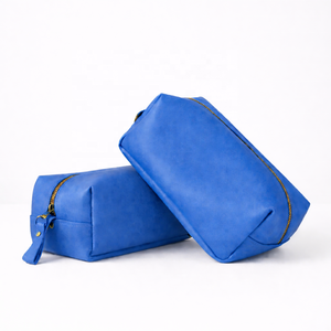 Ensemble de voyage avec trousse de toilette en cuir pour cosmétiques - Product Image 3