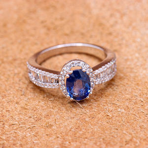 Piedra preciosa de zafiro azul con forma ovalada natural y anillo lujoso de diamantes, joyería de oro blanco de 18K para venta al por mayor - Product Image 3
